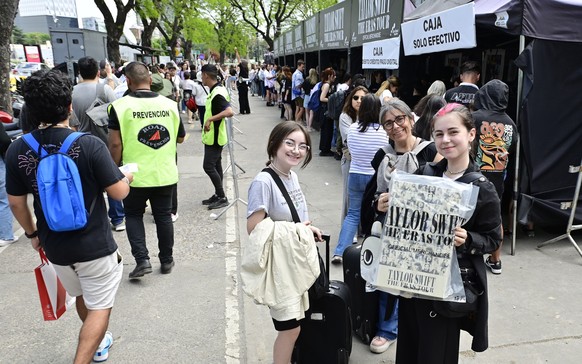 epa10964756 Fans of American singer Taylor Swift pose for photos as they arrive at the Mas Monumental stadium to attend the concerts she will perform on November 8, 2023 in Buenos Aires, Argentina.  With information...