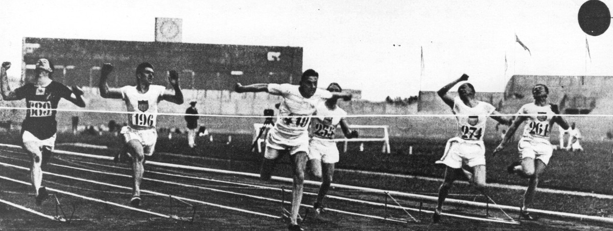 Bildnummer: 14519177 Datum: 01.01.1900 Copyright: imago/United Archives International
Harold Abrahams (Great Britain) wins the 100m at the Paris Olympic Games - 1924, Olympia, Olympiade, Olympische Sp ...