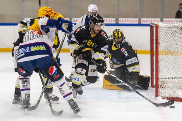 Ajoies Daniel Eigenmann, Mitte, klaert eine Situation vor dem eigenen Tor im sechsten Eishockey Playoff-Finalspiel der Swiss League zwischen dem HC Ajoie und dem EHC Kloten, in der Raiffeisen Arena in ...