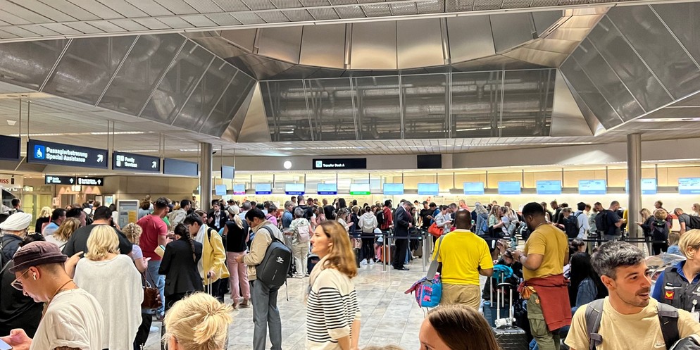 Am Mittwochmorgen hat eine Informatikpanne bei der Schweizer Flugsicherung Skyguide den Flugverkehr in der Schweiz komplett lahmgelegt. Flugzeuge können in Zürich und Genf weder starten noch landen. D ...