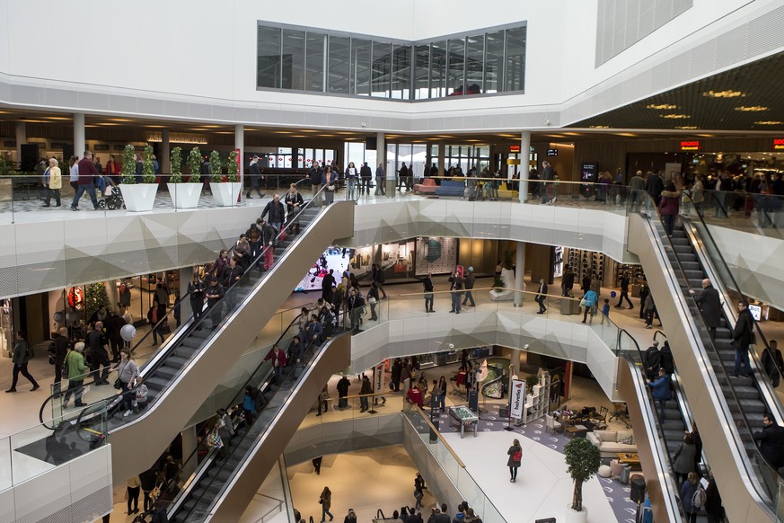 Die Eroeffnung der Mall of Switzerland, dem groessten Einkaufszentrum der Zentralschweiz am Mittwoch, 8. November 2017, in Ebikon. (KEYSTONE/Alexandra Wey)