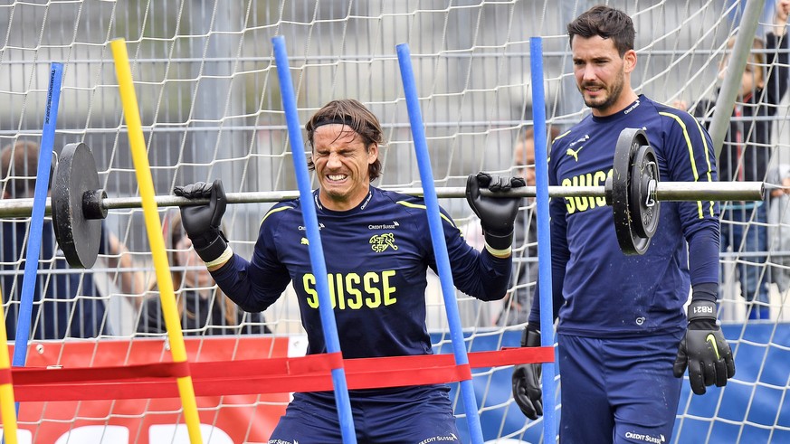 epa06757349 Swiss national soccer team goalkeepers Yann Sommer (L) and Roman Buerki (R) perform during their team&#039;s training session in Freienbach, Switzerland, 23 May 2018. The Swiss team prepar ...