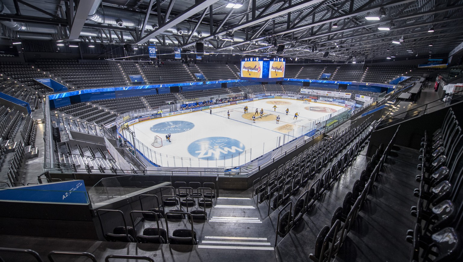 Die Bossard Arena ohne Zuschauer beim Eishockey Meisterschaftsspiel in der Qualifikation der National League zwischen dem EV Zug und dem HC Davos vom Dienstag, 5. Januar 2021 in Zug. (KEYSTONE/Urs Flu ...
