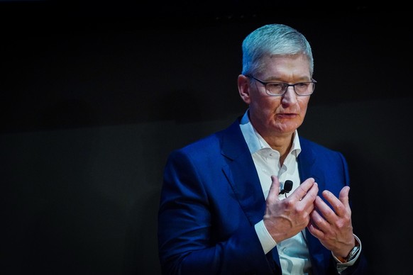 epa10213834 Apple Chief Executive Officer (CEO) Tim Cook attends a meeting with students ofthe Apple Academy in San Giovanni a Teduccio in Naples, Italy, 29 September 2022. EPA/CESARE ABBATE