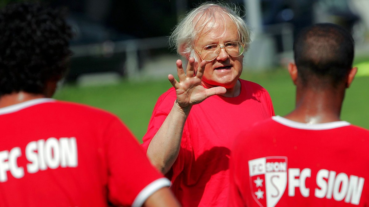 Gilbert Gress est le nouvel entraineur du FC Sion, photographie lors de son premier entrainement a Martigny ce mardi 10 aout 2004. L'ancien selectionneur de l'equipe de Suisse, qui fetera se ...