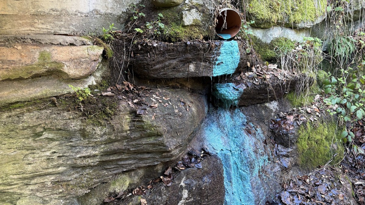 Kupfersulfat verfärbt Wasser in Flumserberg SG blau
