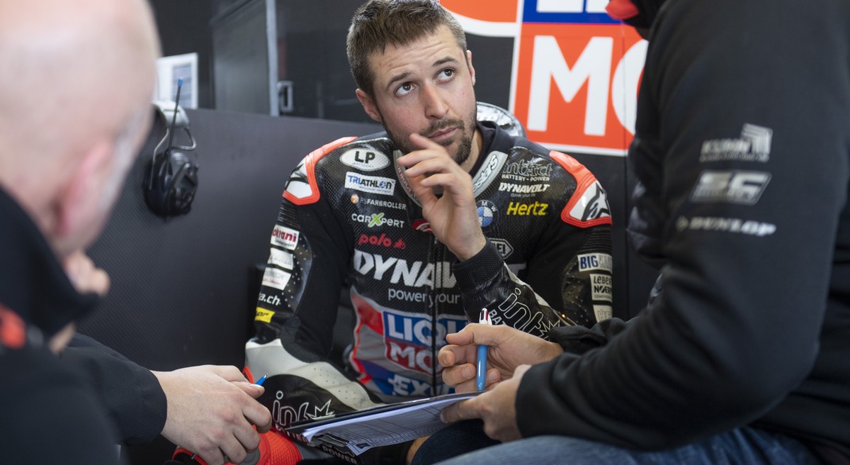 Der Schweizer Moto GP2 Motorradrennfahrer Tom Luethi, Mitte, im Gespraech mit seiner Crew, und seinem Mechaniker, vom Dynavolt Intact GP-Team, anlaesslich der offiziellen Moto GP 2 Testtage, auf der R ...