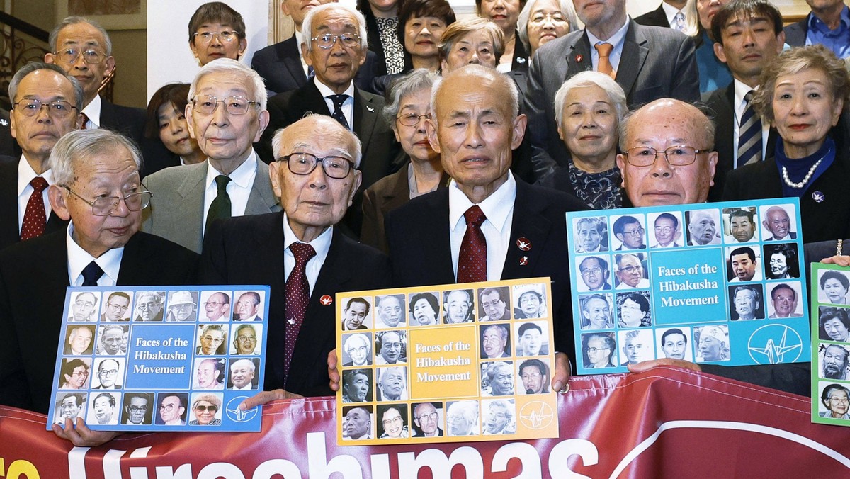 News Bilder des Tages Nobel Peace Prize award ceremony From R, front row Shigemitsu Tanaka, Toshiyuki Mimaki and Terumi Tanaka, representatives of Nihon Hidankyo, Japan s leading organization of atomi ...