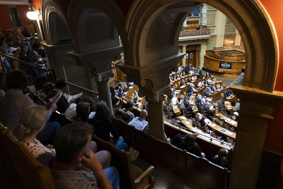 Zuschauer auf der Tribuene verfolgen die Debatte um die Umsetzung und Finanzierung der Initiative fuer eine 13. AHV-Rente waehrend der Herbstsession der Eidgenoessischen Raete, am Mittwoch, 10. Septem ...