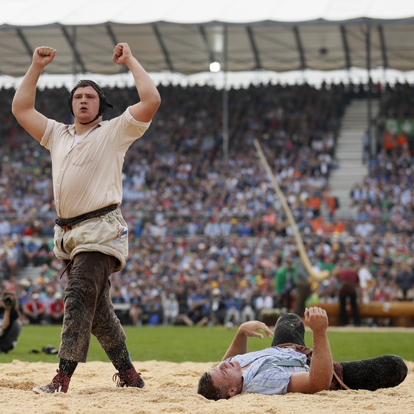 Nick Alpiger, links, jubelt neben Samuel Giger im 1. Gang am Eidgenoessischen Schwing- und Aelplerfest (ESAF) in Zug, am Samstag, 24. August 2019. (KEYSTONE/Alexandra Wey)