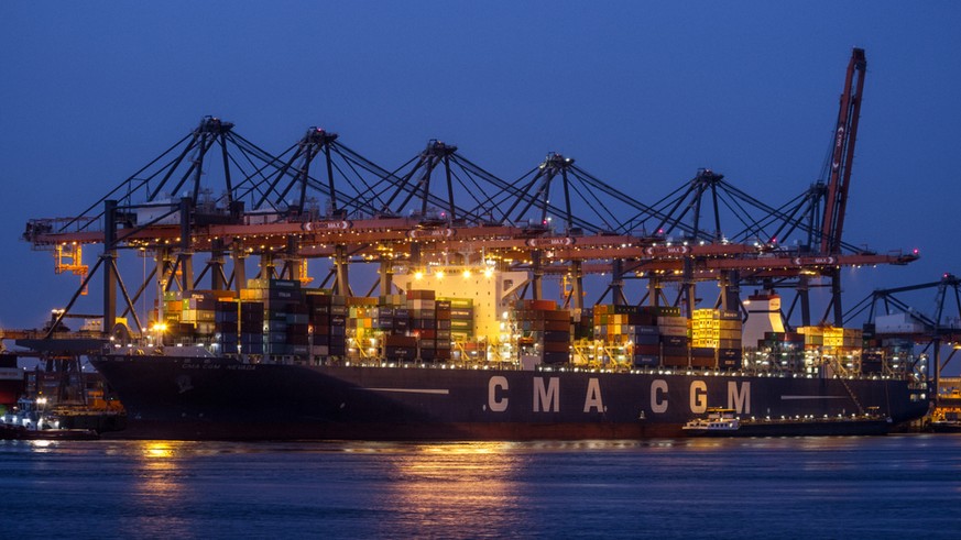 Stösst besonders viel CO2 aus: Frachtschiff im Hafen von Rotterdam.