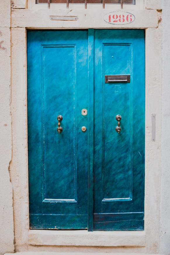 Vor einer verschlossenen Tür stehen macht nie glücklich. Noch nicht mal dann, wenn sie so unglaublich schön und blau ist.&nbsp;