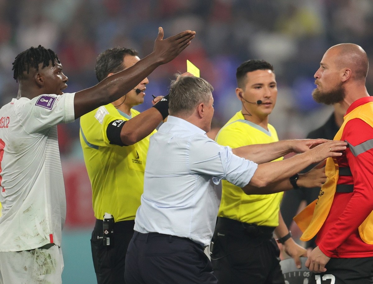 epa10345260 Head coach of Serbia, Dragan Stojkovic (C) calms down his goalkeeper Predrag Rajkovic (R) during the FIFA World Cup 2022 group G soccer match between Serbia and Switzerland at Stadium 947  ...
