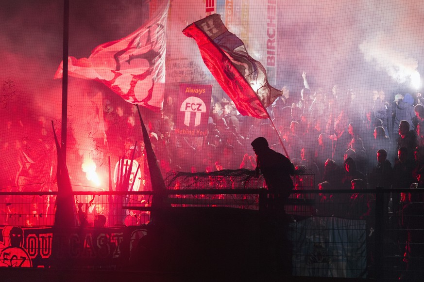 Die Zuercher Fans zuenden Pyro-Fackeln am Montag, 13. Maerz 2017, in Aarau, nachdem die Lichter des Stadions Bruegglifeld ausgegangen sind. Das Challenge League Fussballspiel zwischen dem FC Aarau und ...