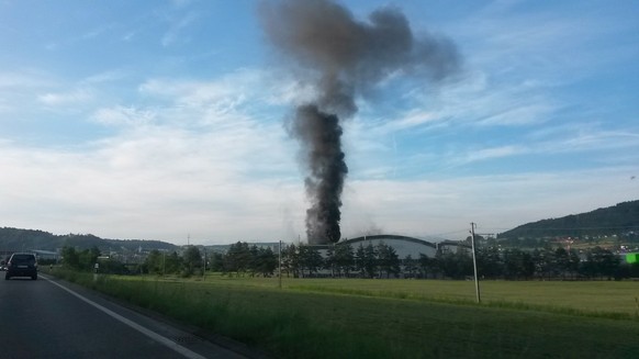 Die Rauchsäule über der Alu Menziken in Reinach war weitherum zu sehen. Öl hatte sich im Schmelzofen entzündet und für diese starke Rauentwicklung gesorgt.