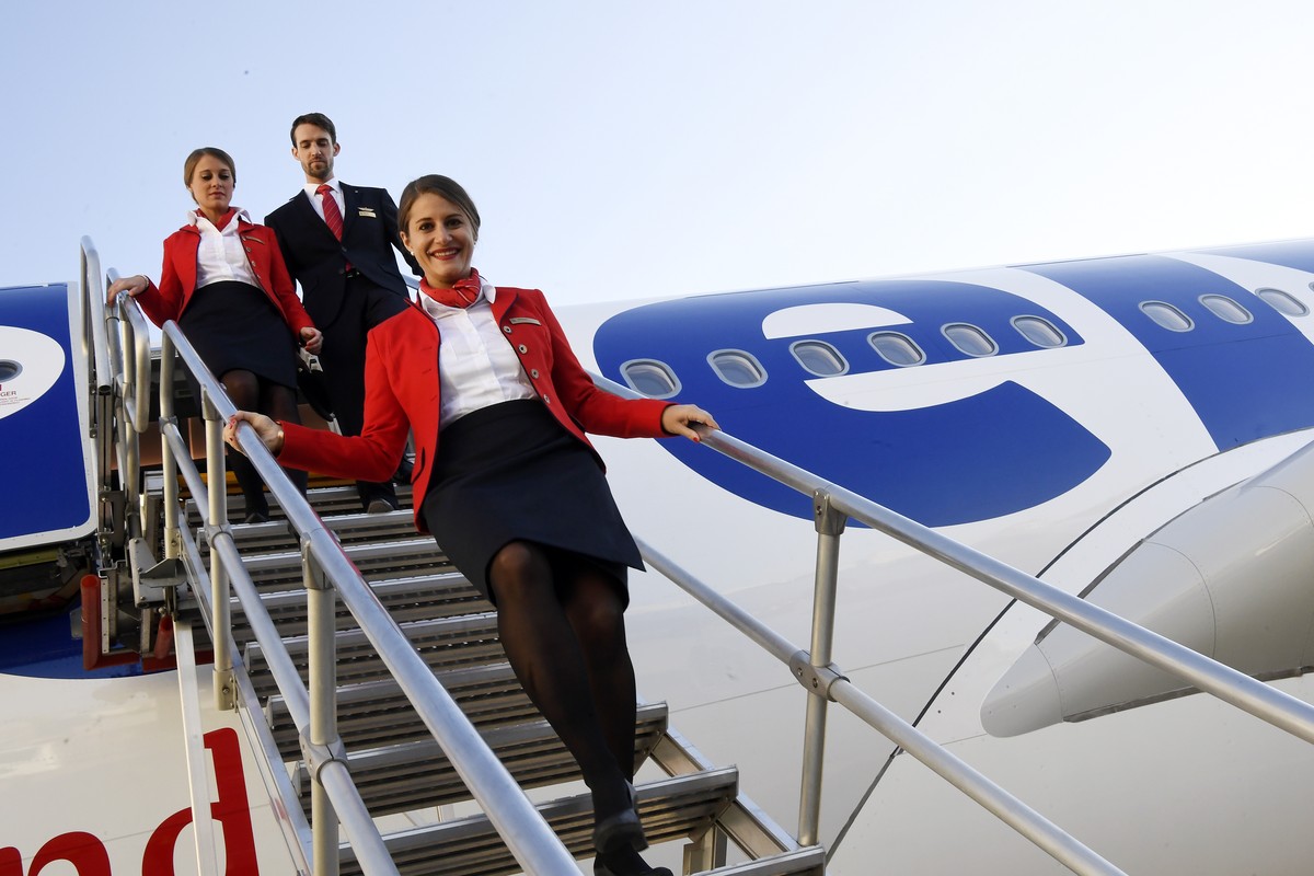 Modeschau einer Edelweiss-Crew mit neuen Uniformen bei der Taufe eines A340, dem juengsten Flottenzuwachs der Edelweiss Air, auf den Namen "Melchsee Frutt", auf dem Flughafen Zuerich Kloten, ...