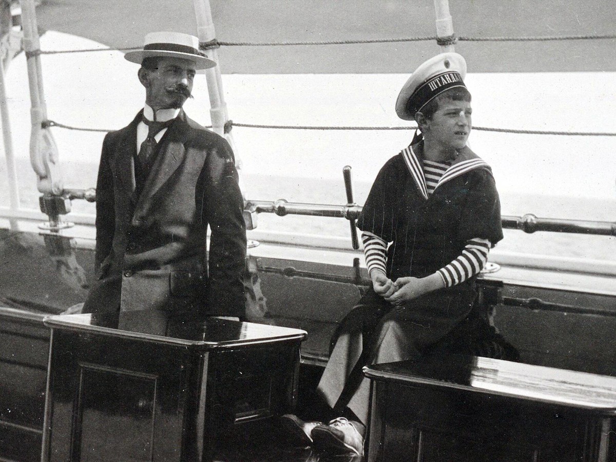 Pierre Gilliard und Zarewitsch Alexei an Bord der kaiserlichen Jacht «Standart».
https://de.wikipedia.org/wiki/Datei:Pierre_Gilliard_and_Alexei.jpg