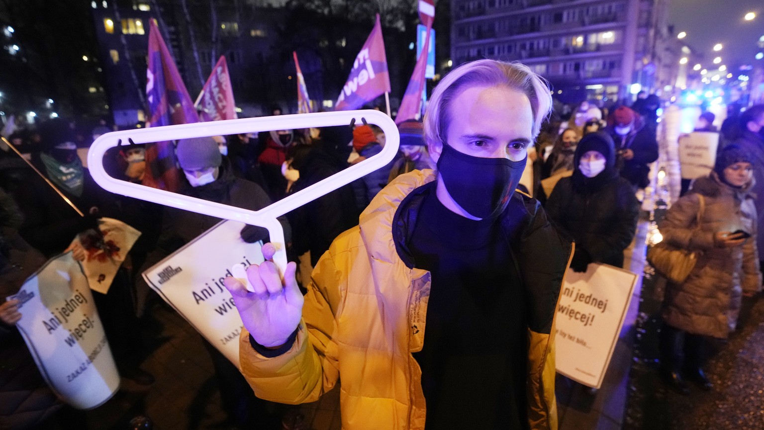 Ein Demonstrant hält bei einer Demonstration für das Recht auf Abtreibung einen Kleiderbügel in die Höhe, Warschau, Polen, Dezember 2021.