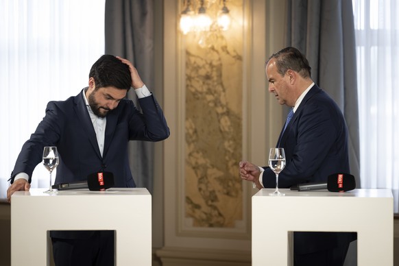 SP Co-Parteipraesident und Nationalrat Cedric Wermuth, SP-AG, links, und Die Mitte Parteipraesident und Nationalrat Gerhard Pfister, Mitte-ZG, rechts, reagieren kurz vor der Elefantenrunde von Blick T ...