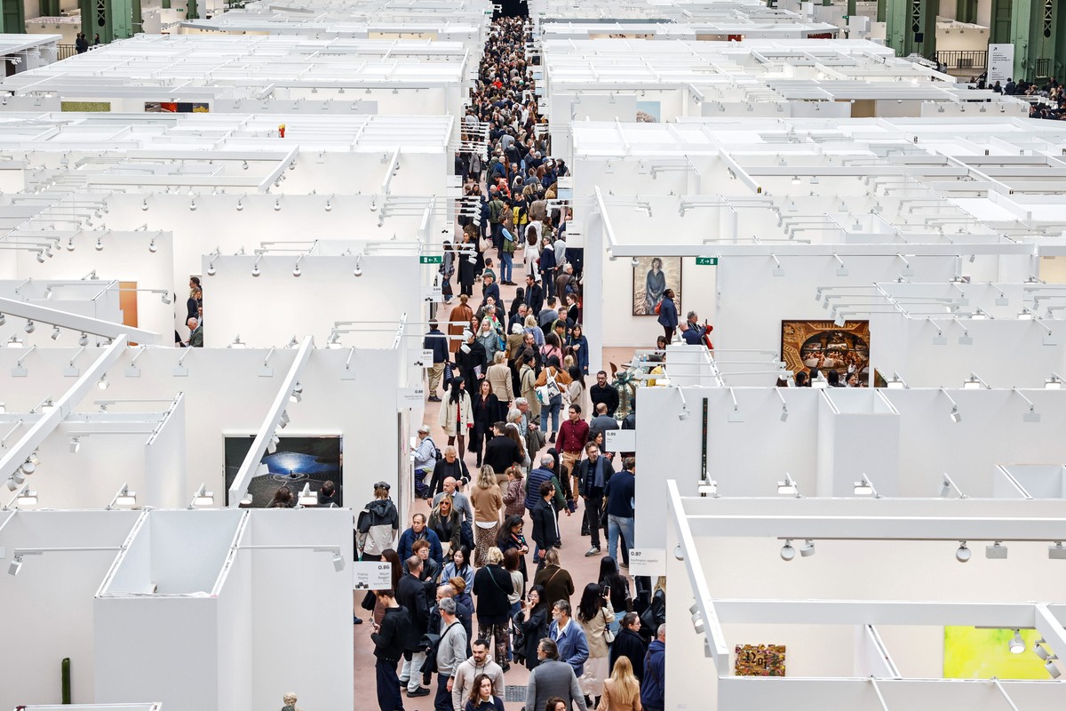 epa12482275 People visit Art Basel 2025 at Grand Palais in Paris, France, 25 October 2025.The fourth edition of Art Basel Paris runs from the 24 to 25 October, featuring over 200 exhibitors. EPA/MOHAM ...