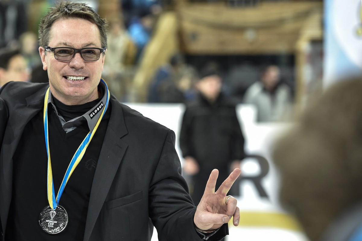 ARCHIV � ZUR ENTLASSUNG VON CHRIS MCSORLEY BEIM HC SERVETTE, STELLEN WIR IHNEN FOLGENDES BILDMATERIAL ZUR VERFUEGUNG - Geneva's head coach Chris McSorley celebrate their victory after the final g ...