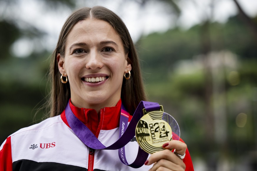 Gold medalist Angelica Moser of Switzerland for the women&#039;s pole vault poses after the medals ceremony at the European Athletics Championships, in the Olympic stadium, in Rome, Italy, Tuesday, Ju ...