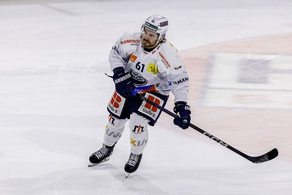HC Ambri-Piotta Stuermer Philippe Maillet versenkte den entscheidenden Penalty zum Ambri Sieg im Penaltyschiessen waehrend dem Eishockey-Meisterschaftsspiel der National League zwischen den Teams EHC  ...