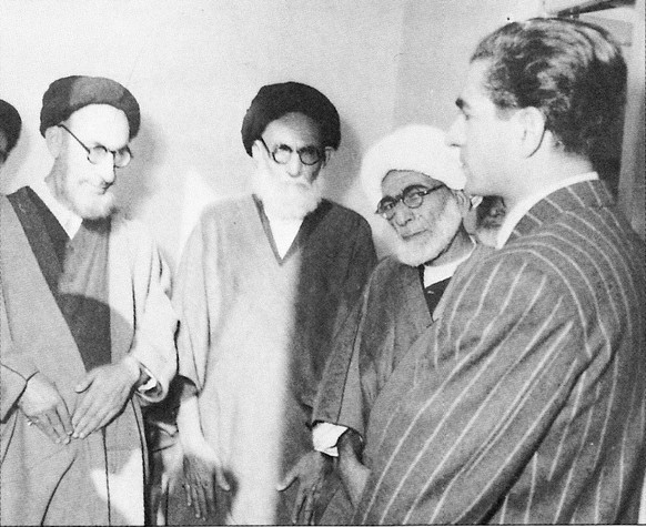 Pahlavi im Gespräch mit Mullahs von Esfahan und Schiras, 1944.
https://de.wikipedia.org/wiki/Mohammad_Reza_Pahlavi#/media/Datei:Mrp1944.jpg