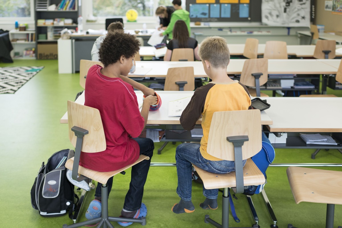 ARCHIV - ZUR HEUTE VEROEFFENLICHTEN PISA-STUDIE UND DEM ERGEBNIS, DASS DIE SCHWEIZER 15-JAEHRIGEN DIE BESTEN RECHNER EUROPS SIND, STELLEN WIR IHNEND DIESES ARCHIVBILD ZUR VERFUEGUNG. - Ein Schueler lo ...