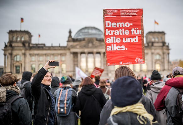 Ein &quot;Sturm auf den Reichstag&quot; als Aktion des Schweizer Theatermachers Milo Rau ist am 07.11.2017 in Berlin das Ende des sogenannten Weltparlaments. Drei Tage lang hatten internationale Wisse ...