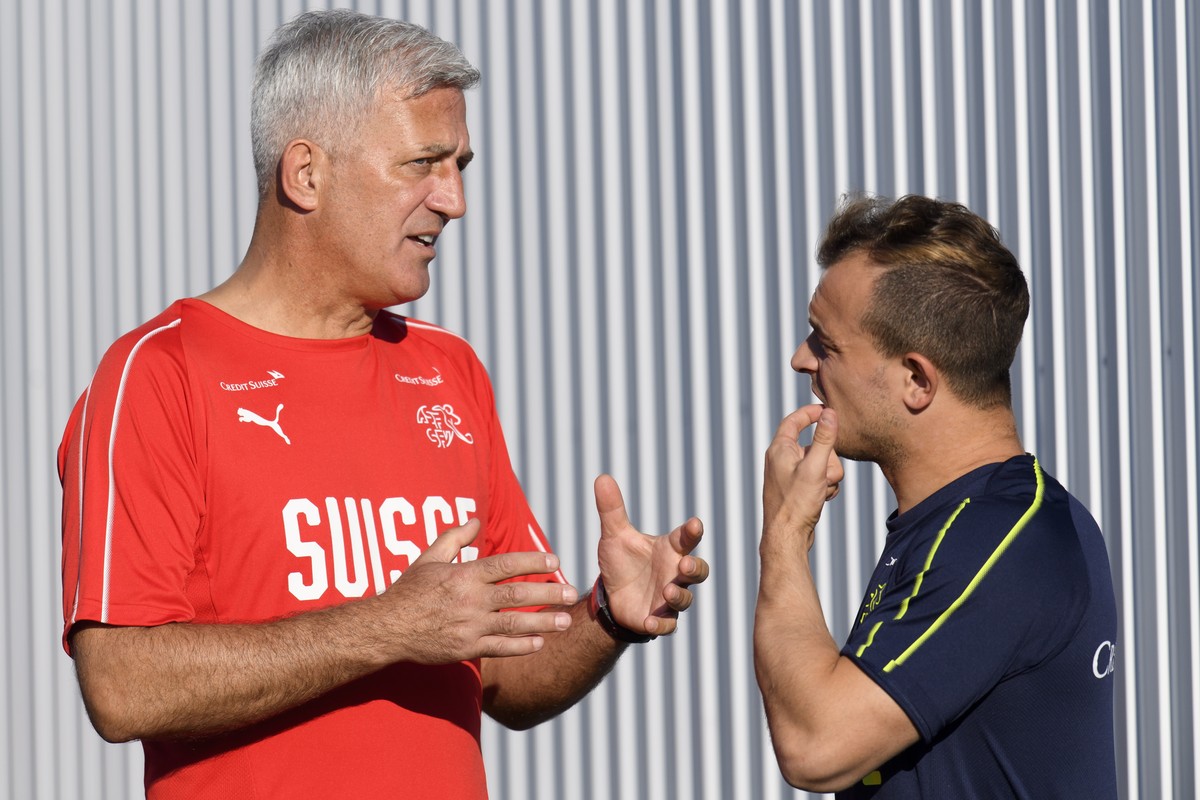 epa06834442 Switzerland's head coach Vladimir Petkovic (L) speaks with his midfielder Xherdan Shaqiri during a training session of Switzerland's national soccer team at the Torpedo Stadium,  ...