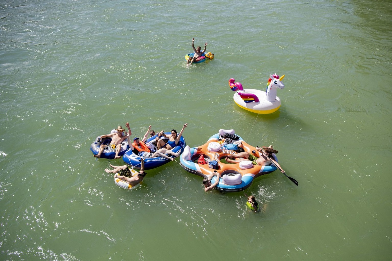 Viele Gummiboetler geniessen das tolle Wetter mit ihrem Gefaehrt auf der Reuss zwischen Luzern und Gisikon-Root im Kanton Luzern am Samstag, 15. August 2020. (KEYSTONE/Urs Flueeler).