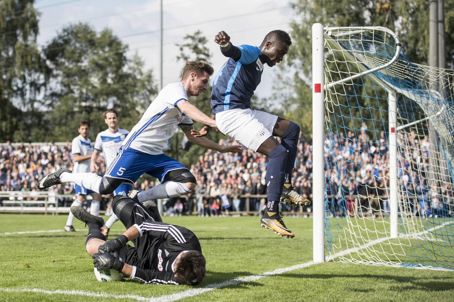 Der Zuercher Zuerichs Moussa Kone, rechts, kaempft gegen Pasquale Caruso, links, und Severin Meier, von Bassersdorf beim 1/16-Final Cup Spiel zwischen dem FC Bassersdorf und dem FC Zuerich, am Samstag ...