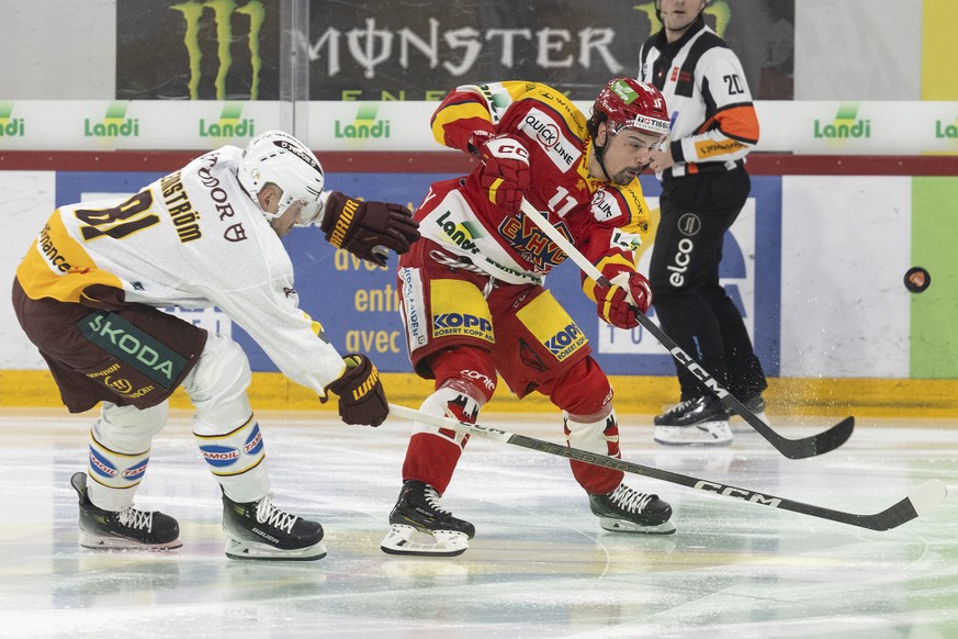 Biels Jerome Bachofner, rechts, im Duell mit Genfs Theodor Lennstroem im zweiten Eishockey Play In Spiel der National League zwischen dem EHC Biel und Genf Servette HC, am Samstag, 9. Maerz 2024, in d ...