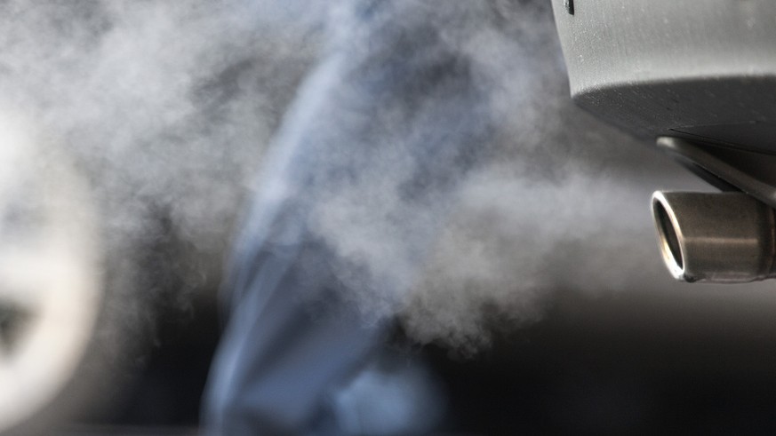 Automotive emissions in Zurich city, Switzerland, pictured on January 23, 2013. (KEYSTONE/Gaetan Bally)

Auto-Abgas in der Stadt Zuerich, aufgenommen am 23. Januar 2013. (KEYSTONE/Gaetan Bally)