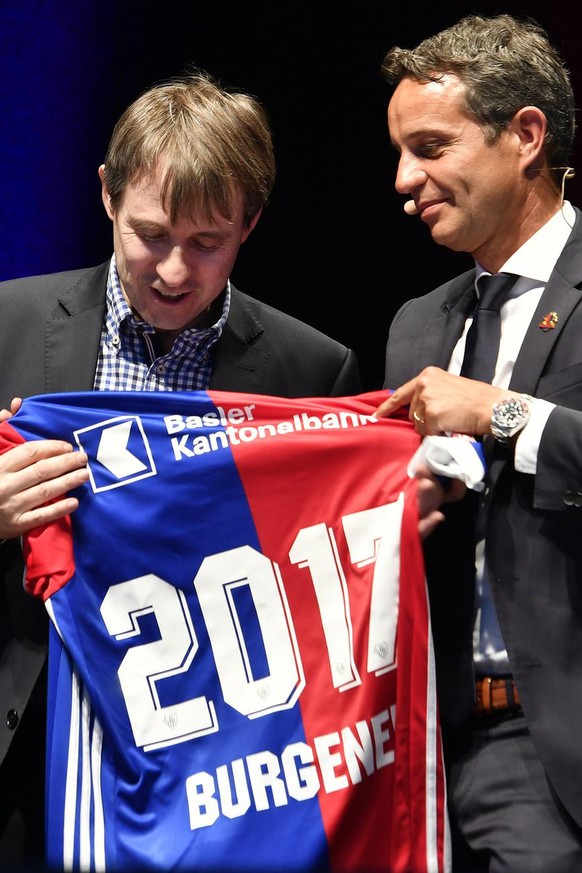 Bernhard Heusler, rechts, und Bernhard Burgener, links, mit Leibchen .an der Generalversammlung des FC Basel 1893 im St. Jakob-Park in Basel am Freitag, 9. Juni 2017. (KEYSTONE/Walter Bieri)