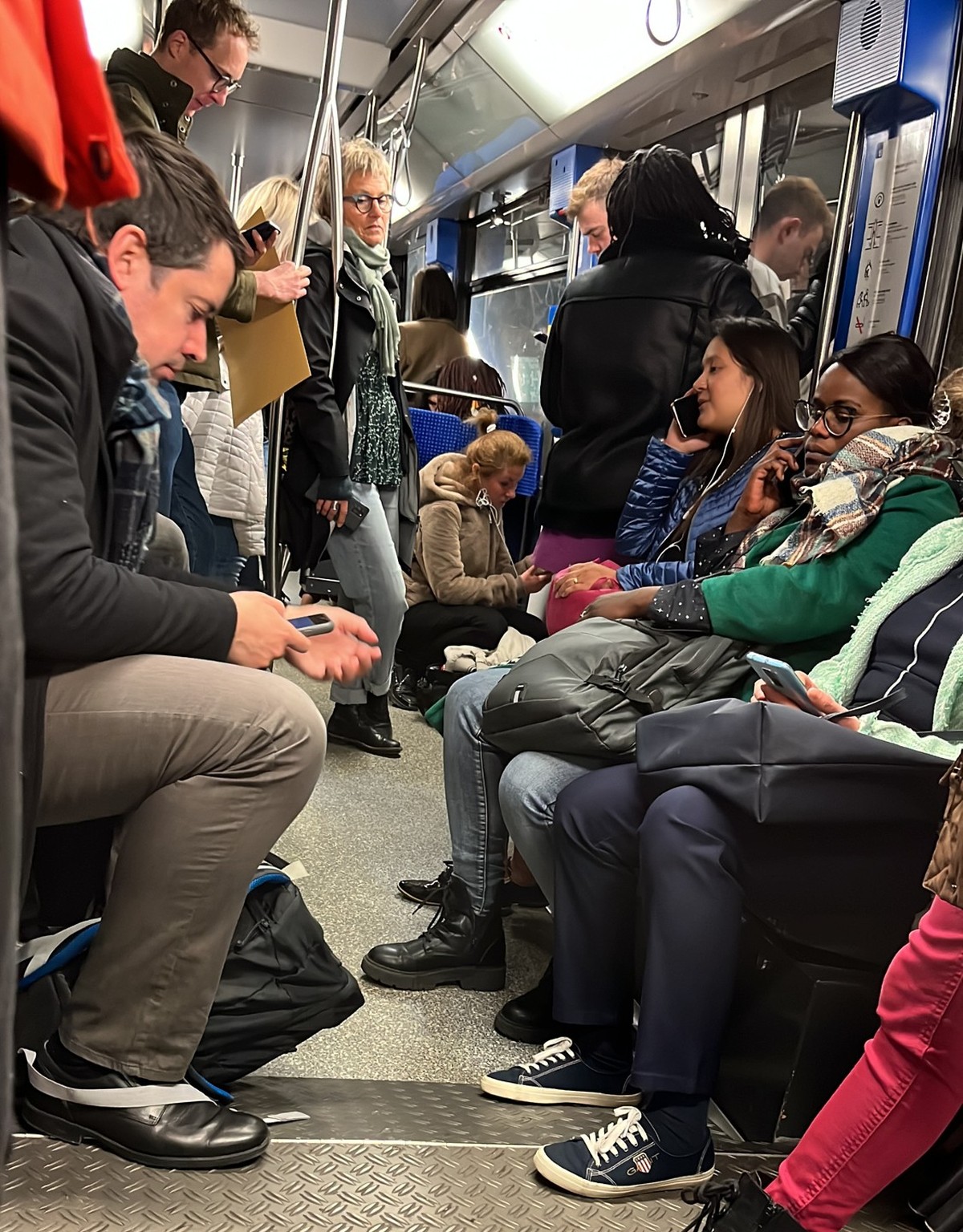 La rame est étonnamment restée très calme pendant cette vingtaine de minutes d'arrêt forcé.
