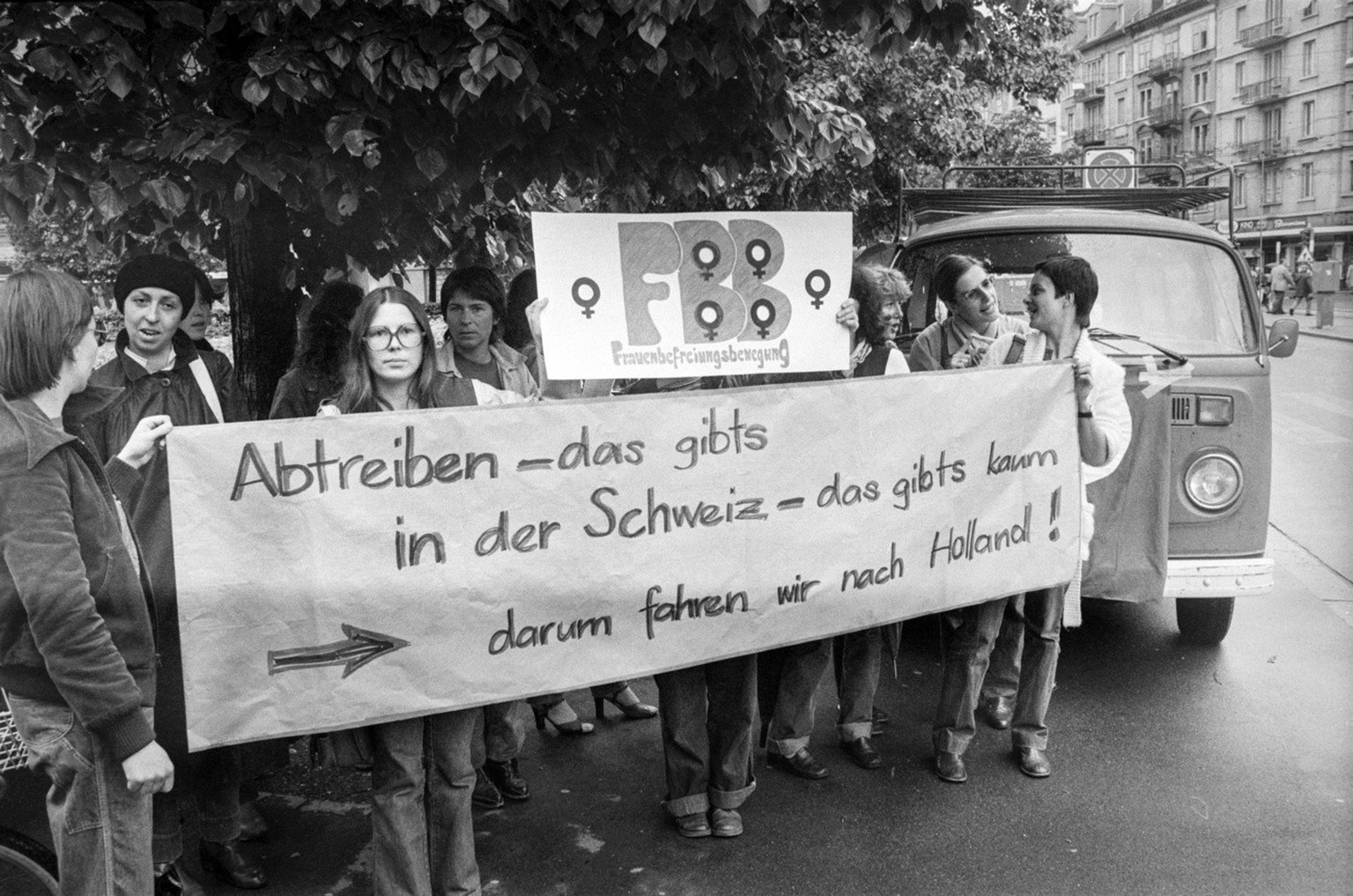 die Frauenbefreiungsbewegung FBB von Zuerich wehrt sich gegen die fortdauernde Kriminalisierung des Schwangerschaftsabbruchs in der Schweiz und organisiert fuer abtreibungswillige Frauen eine Wochenen ...