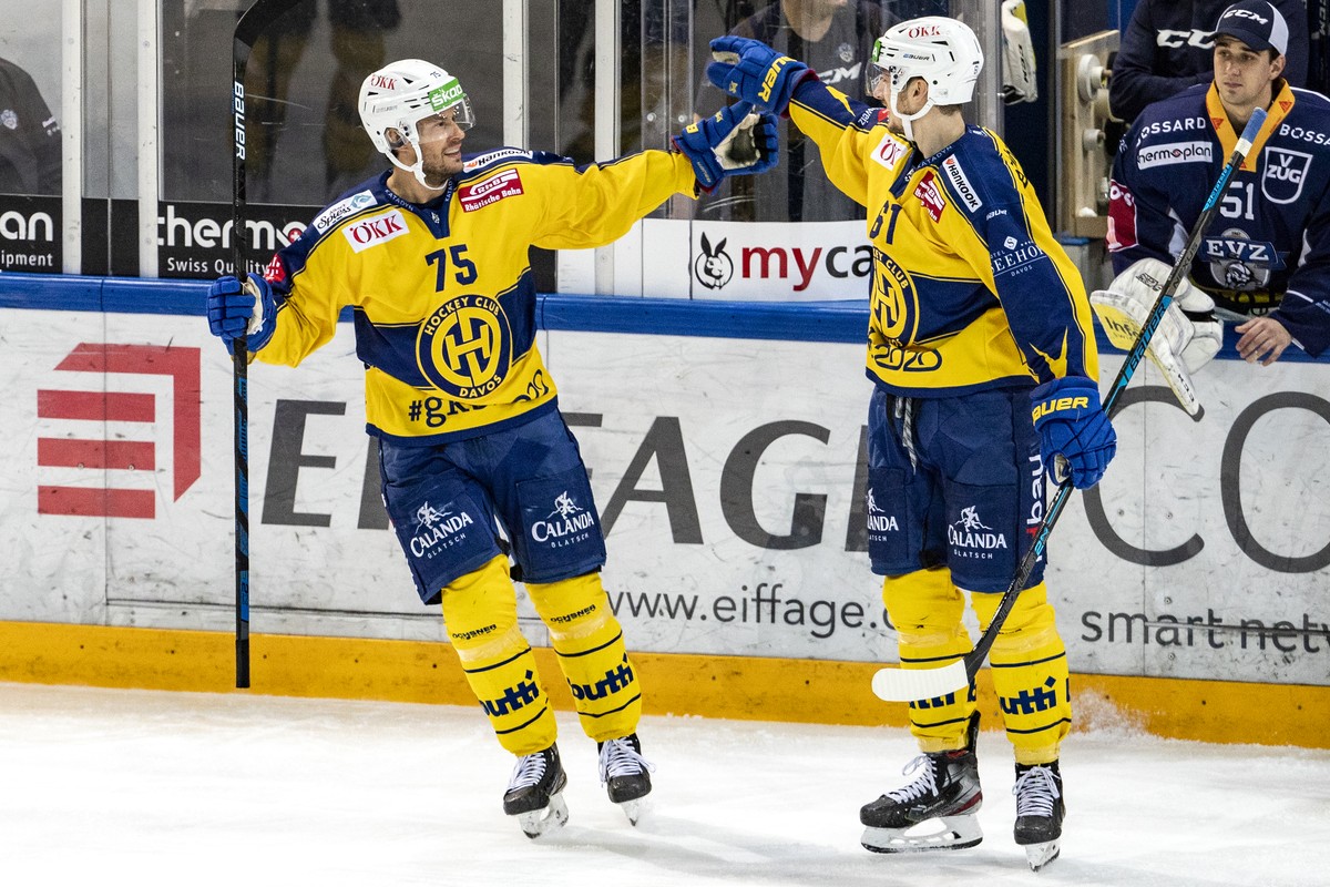 Jubel bei Davos' Lukas Stoop und Davos' Fabrice Herzog, von links, nach dem Tor zum 0-1 beim Eishockey Meisterschaftsspiel der National League zwischen dem EV Zug und dem HC Davos, am Freita ...