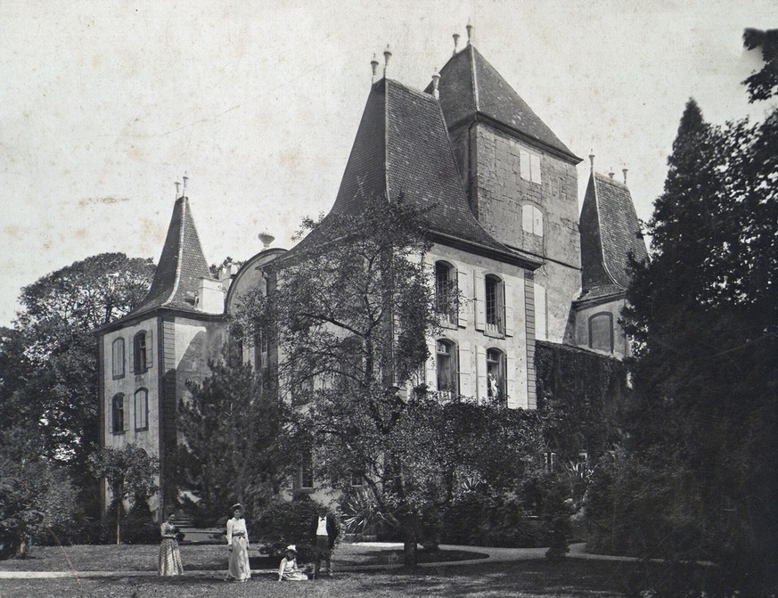 Das Schloss Jegenstorf um 1890: Angehörige der Familie von Stürler im Park vor dem Schloss, ganz links wohl eine Erzieherin oder Gesellschafterin, im Fenster ein Dienstmädchen mit der kranken Schlossh ...