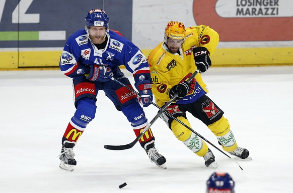 SC Bern Stuermer Mark Arcobello, rechts, gegen ZSC Lions Stuermer Patrick Thoresen waehrend dem Eishockey-Meisterschaftsspiel der National League A zwischen den ZSC Lions und dem SC Bern am Montag, 24 ...