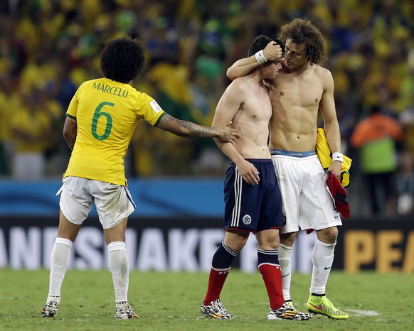 2:0-Torschütze David Luiz tröstet Kolumbiens enttäuschten Shootingstar James Rodriguez.
