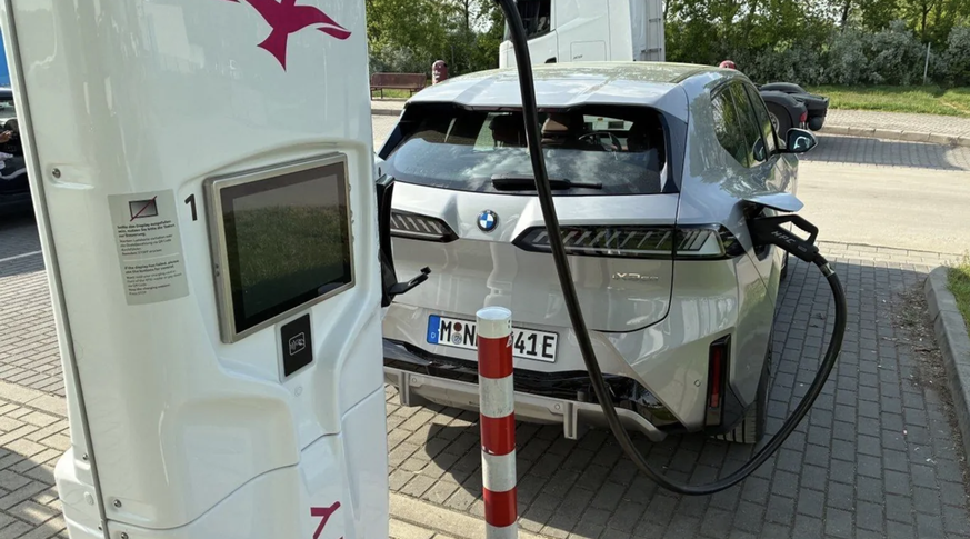 Flottes Laden: Je nach Ladesäule und Temperatur funktioniert das Nachfüllen von Energie zügig.