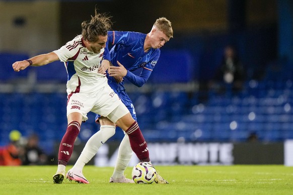 Servette&#039;s Yoan Severin, left, duels for the ball with Chelsea&#039;s Cole Palmer during the Europa Conference League play-off first leg soccer match between Chelsea and Servette, at Stamford Bri ...
