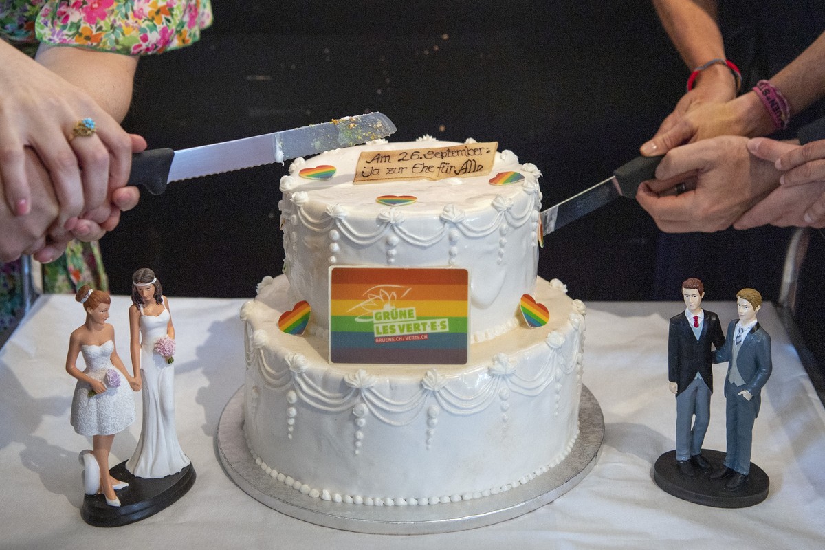 Die Delegierte fasst die Ja Parole und schneidet eine Torte zur Ehe fuer Alle an, an der Delegiertenversammlung der Gruene Schweiz, am Samstag, 21. August 2021, in Fribourg. (KEYSTONE/Peter Schneider)