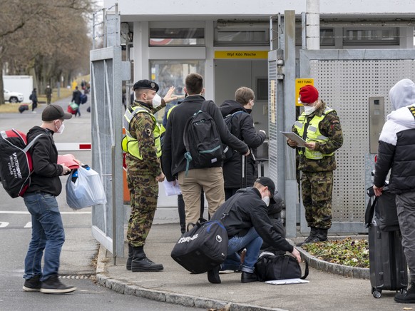 Nach den ersten zwei Wochen Homeoffice ruecken Rekruten am Montag, 31. Januar 2022, erstmals in die Kaserne Thun zur Winter-Rekrutenschule ein. Die Rekruten werden die naechsten drei Wochen in einer B ...