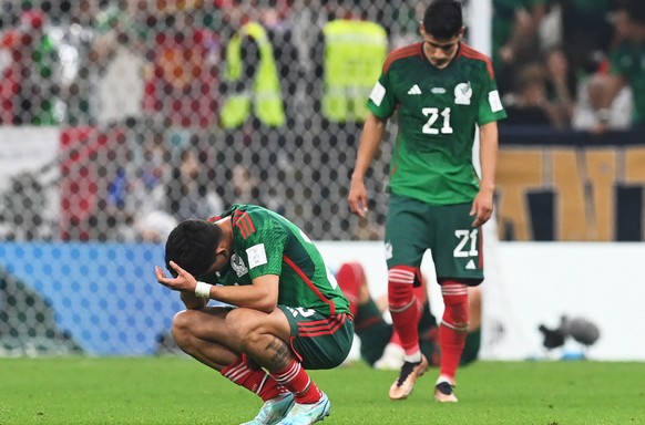 epa10340144 Playes of Mexico look dejected after the FIFA World Cup 2022 group C soccer match between Saudi Arabia and Mexico at Lusail Stadium in Lusail, Qatar, 30 November 2022. EPA/Neil Hall