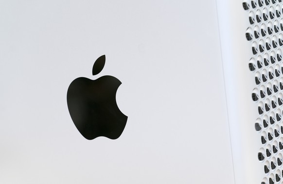 FIE - This May 21, 2021, photo shows the Apple logo displayed on a Mac Pro desktop computer in New York. Apple on Thursday, April 28, 2022, reported quarterly results that topped analysts&#039; projec ...