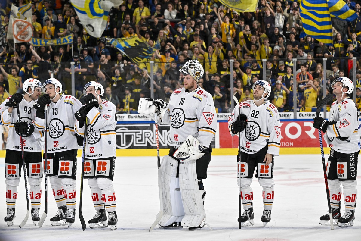 Enttaeuschte Gesichter nach dem 4:0 verlorenem Spiel bei den Luganesi mit ihrem Goali Mikko Koskinen in der Mitte, im Eishockey-Qualifikationsspiel der National League zwischen dem HC Davos und dem HC ...