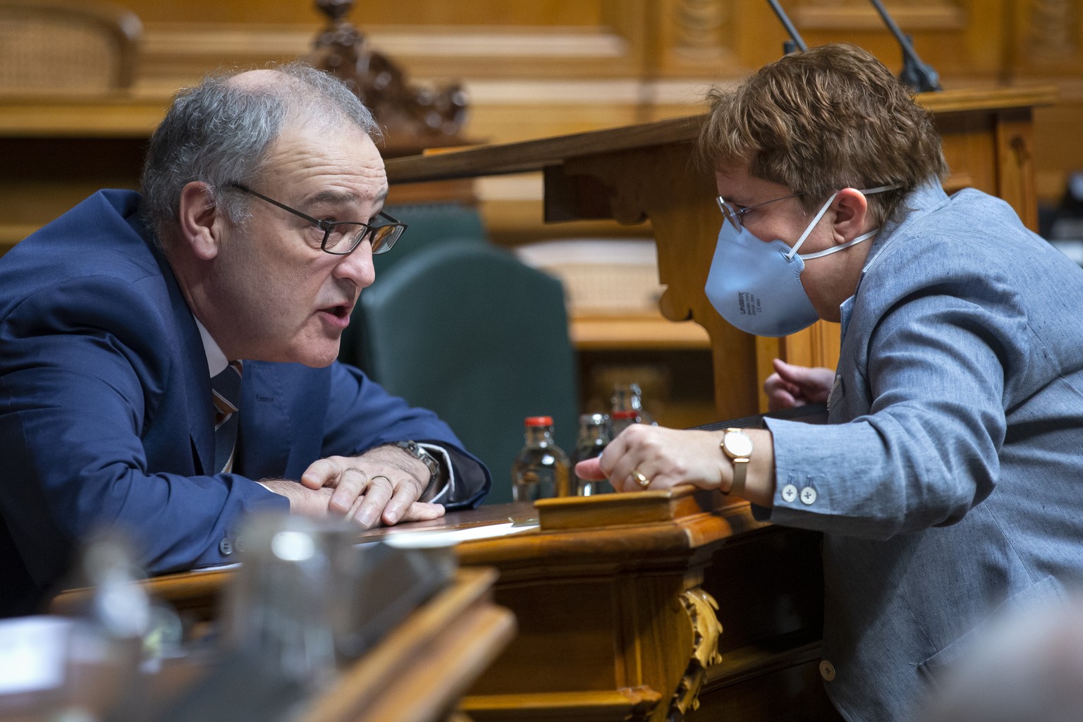 Bundesrat Guy Parmelin diskutiert mit Magdalena Martullo-Blocher, SVP-GR, waehrend der Debatte um die Volksinitiative fuer ein Verbot der Finanzierung von Kriegsmaterialproduzenten, waehrend der Frueh ...